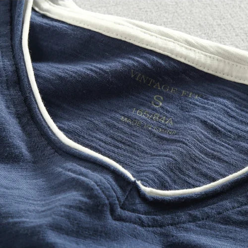 Aeson - חולצת טי וי-נק אלגנטית ליום יום